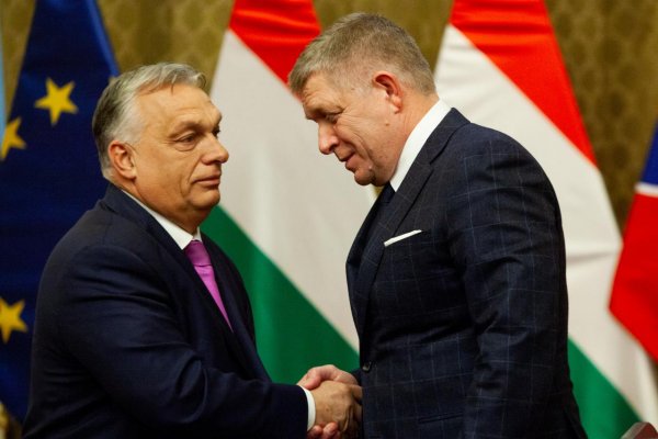 Miliardy z darovaných akcií aj peňazovod od Orbánovej vlády. Tlieska sa aj v Česku