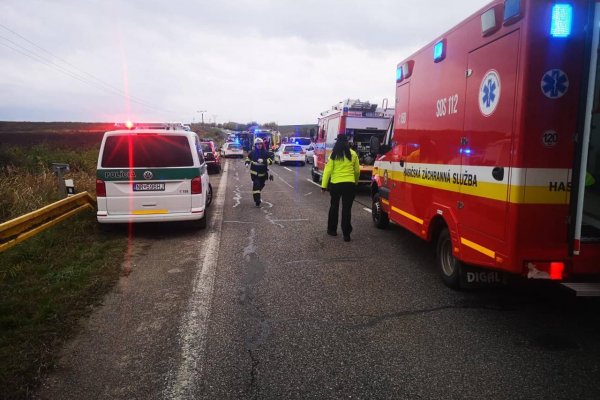 V Nitrianskom okrese sa stala tragická dopravná nehoda, na mieste je 12 mŕtvych