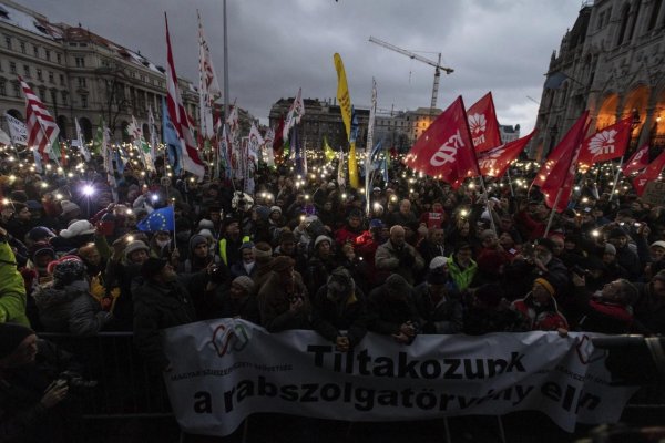 Protesty proti Orbánovej vláde pokračujú. Odborári hrozia generálnym štrajkom