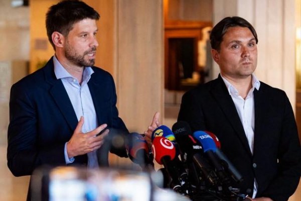 Fikcia: Výmena vlády v spolupráci PS a Republiky?