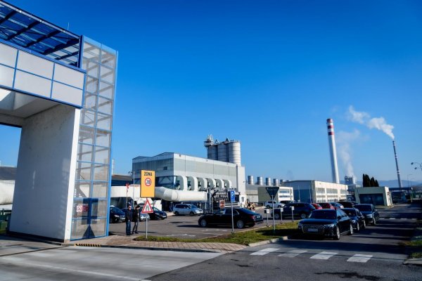 Vláda schválila zmluvu na obnovenie výroby hliníka v Slovalcu, aj desaťročnú zmluvu o dodávke elektriny