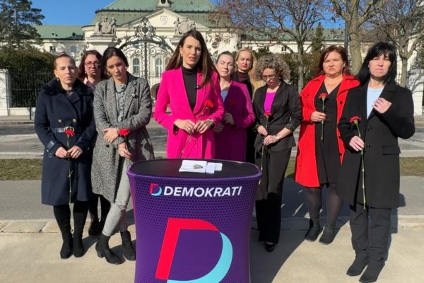 Členky Demokratov vrátili kvety k MDŽ pred úrad vlády, odmietajú prázdne gestá