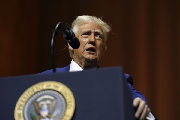 Donald Trump nahráva novú verziu Lennonovho hitu. Duchovia z Mníchova sa vracajú. Gauneri falšujú dejiny. Hlupáci sa radujú