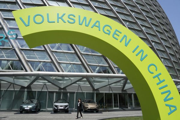 The Economist: VW a ďalší výrobcovia sa obracajú na Čínu, aby zabránili úpadku