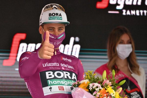 Sagan v piatkovej 13. etape na Giro d'Italia skončil na pódiu, finišoval tretí za dvojicou Talianov
