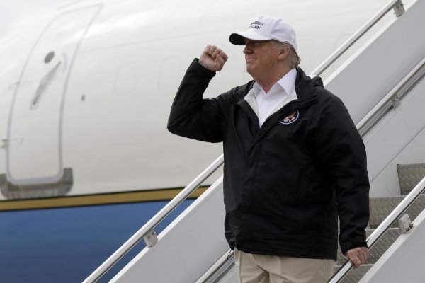 Trump navštívil americko-mexickú hranicu, zrušil cestu do Davosu