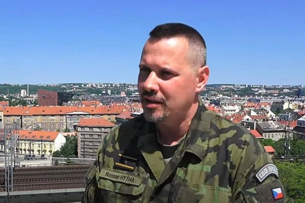 Český generál skončil po útoku nožom na operačnej sále