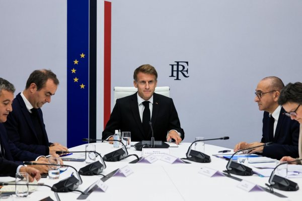 Macron: Nič neospravedlňuje násilie počas protestov, bude vyvodená zodpovednosť
