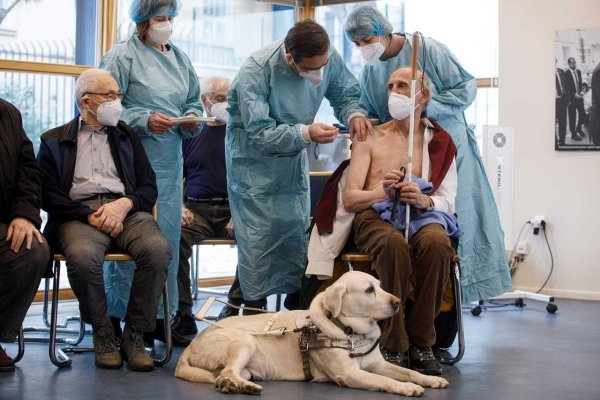 Kocky sú hodené. Ako Slovensko naloží s vakcínami, ku ktorým sa dostane? 