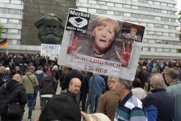 Môže Merkelovej vláda za nárast extrémizmu?