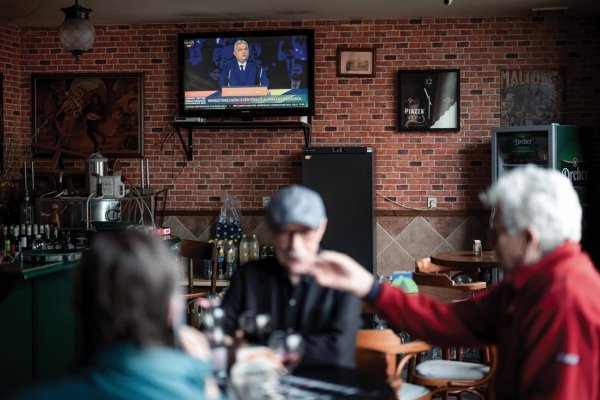Dejiny Fideszu alebo kto nič nemá, nič nie je hoden. Od kšeftovania so straníckou centrálou po novodobý Versailles