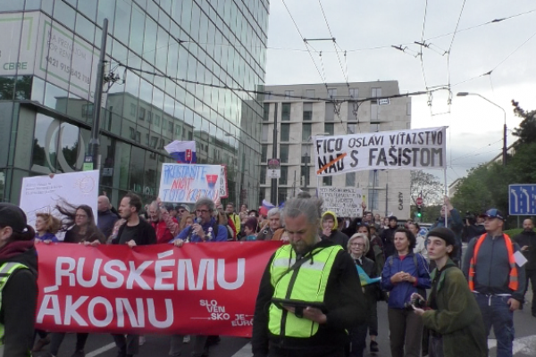 Ľudia skandovali: Pán prezident, nepodpíšte „ruský“ zákon!