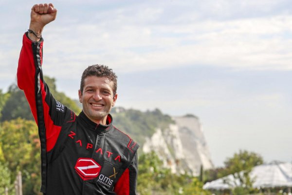 Video: Francúz preletel Lamanšský prieliv na flyboarde. Podarilo sa mu to na druhý pokus