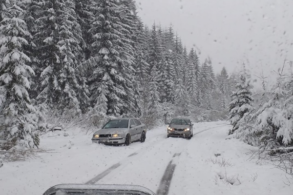 Pokazené počasie. Na Slovensku napadol sneh, pri polárnom kruhu bolo 31 stupňov