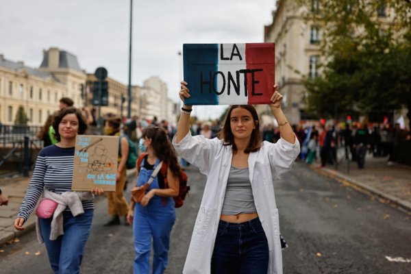 Francúzski stredoškoláci napriek vládnym ústupkom pokračujú v mobilizácii