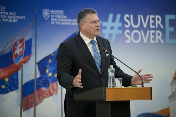 SNS žiada, aby sa M. Šefčovič vzdal funkcie eurokomisára