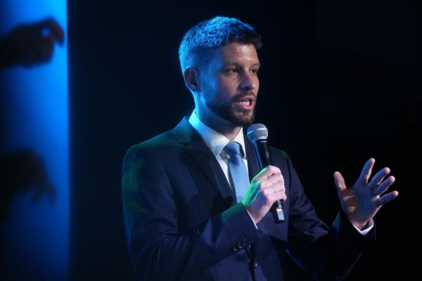 Šimečka: Fico má povedať, či sa stretol so sexuálnym predátorom Epsteinom a nacionalistom Bannonom