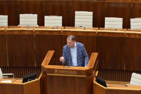 Hnutie Slovensko sa chce pre skrátené konanie zákona o konsolidácii obrátiť na Ústavný súd