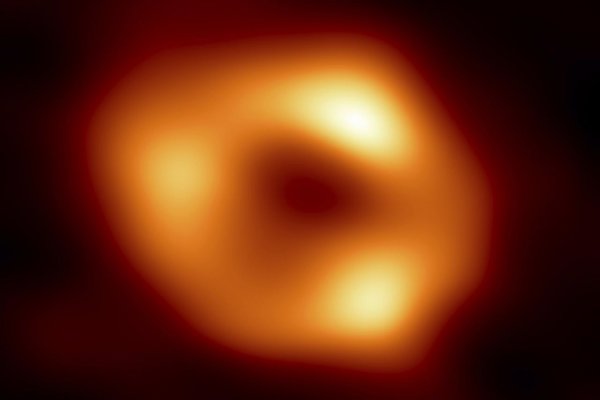 Zverejnili snímku čiernej diery v strede našej galaxie (plus video, ako ju zhotovili)