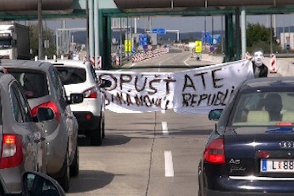 Gorila zablokovala hraničný prechod