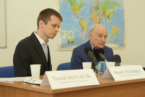 David Matas: Cestujem po svete, aby vinníkov za výstavou tiel dostihla spravodlivosť