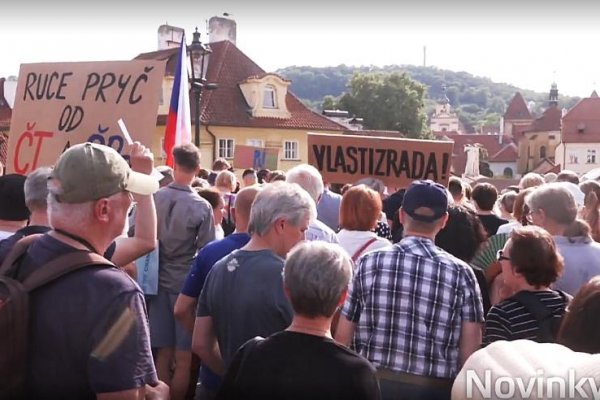 V Prahe ľudia opäť protestujú za verejnoprávne médiá, pôjdu až k úradu vlády