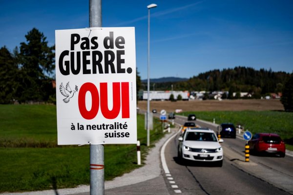 Podľa predbežných prognóz Švajčiari v referende odmietli sprísnenie definície neutrality