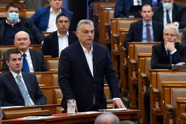 Orbán odstavil parlament, Lukašenko radí piť vodku. Autokrati zneužili koronavírus na posilnenie moci