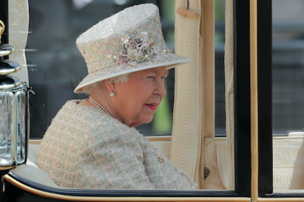 Britská kráľovná Alžbeta II. oficiálne oslávila svoje 93. narodeniny