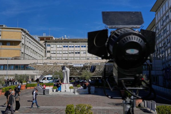 Pápež Lev XIV. po operácii už chodí a prijíma potravu