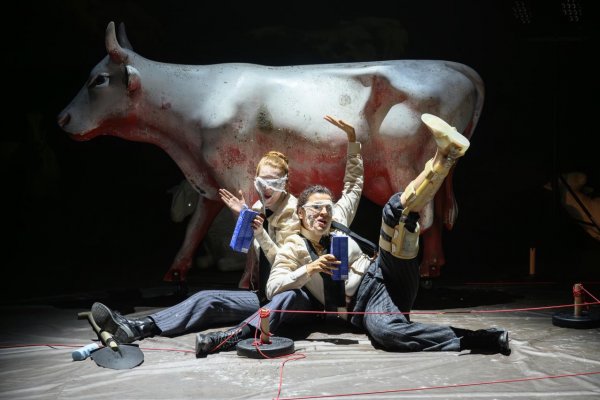 Národ oboril sa na národ, zaznieva z javiska verš Hviezdoslavovho najznámejšieho diela