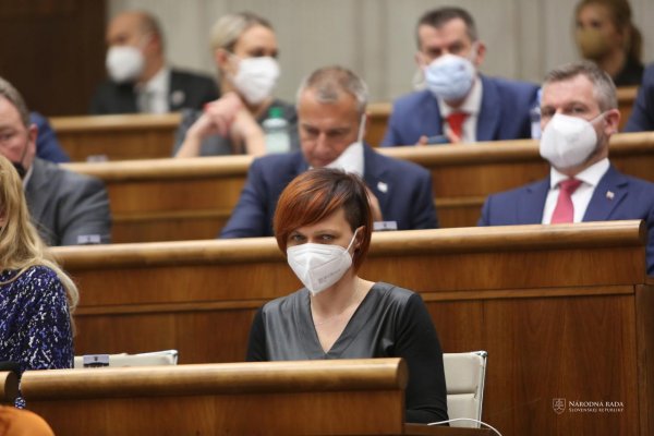 Poslanci odsúhlasili opätovné predĺženie núdzového stavu. Z 96 prítomných hlasovalo za 78, proti ich bolo 15