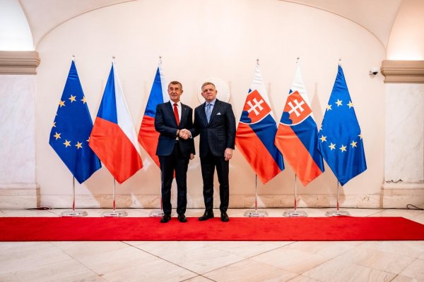 Fico s Babišom v Prahe odhalili sochu česko-slovenského priateľstva
