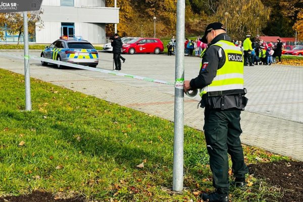Polícia zadržala podozrivého študenta, ktorý mal útočiť na gymnáziu