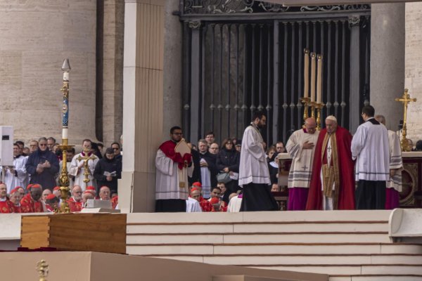 Rakvu s Benediktom XVI. uložili do hrobky pod Bazilikou svätého Petra