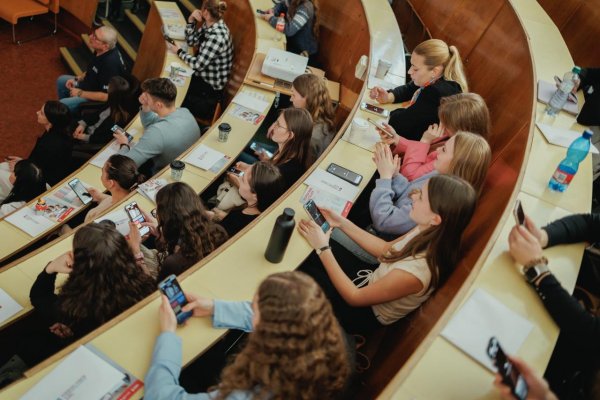 AGEL motivuje budúcich odborníkov v zdravotníctve. Odbornou praxou aj výhodným štipendijným programom