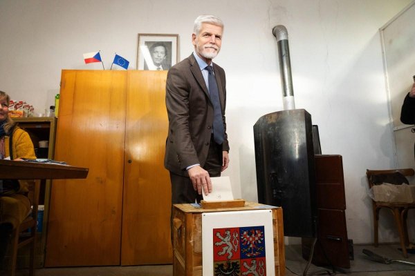 V Česku pokračuje prvé kolo prezidentských volieb, výsledky budú známe večer