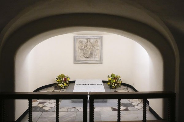 Vatikán otvoril hrobku emeritného pápeža Benedikta XVI. pre verejnosť