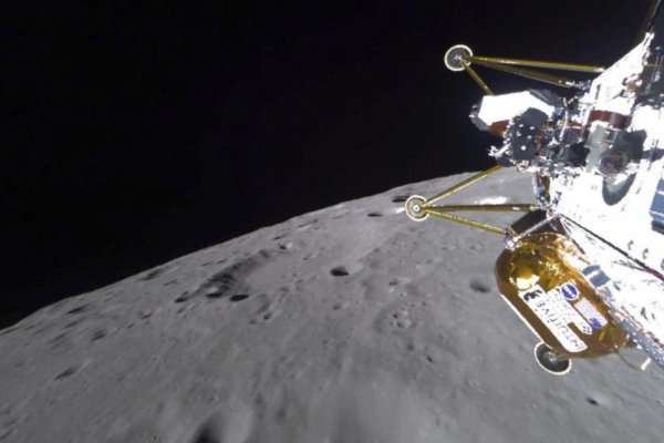 Lunárny modul Athena sa pri pristátí prevrátil, jeho misiu ukončili