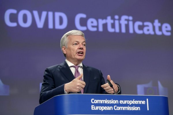 COVID pasy by sa mali spustiť od 1. júla, tvrdí eurokomisár