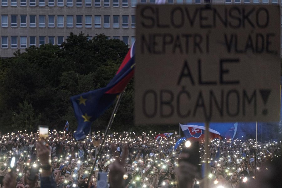 Téma .týždňa: Lesk a bieda opozície